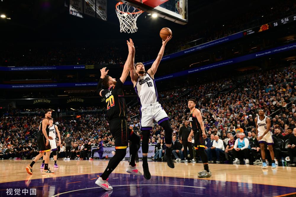 记者：曼联冬窗曾和那不勒斯谈妥奥斯梅恩，但球员选择留土超.